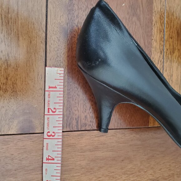 Black Pumps - Picture 5 of 5